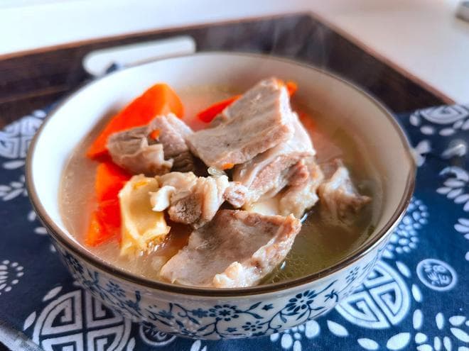 大寒节气的传统美食：羊肉、年糕、鸡汤和八宝饭