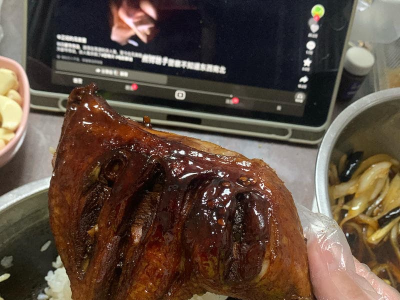 电饭煲卤鸭腿：色泽红亮、软烂入味的家常美味