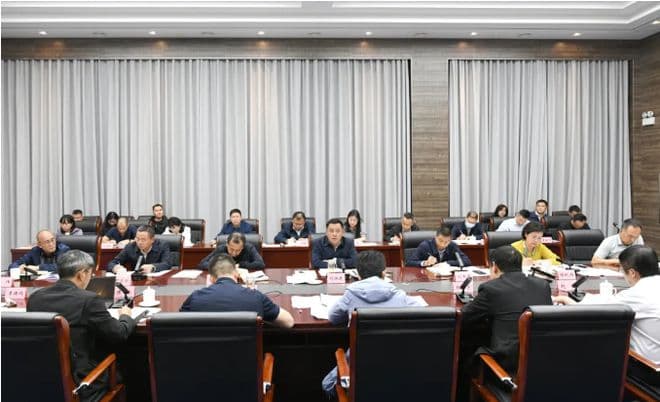 昆明校园食品安全事件：校长被免职，董事长无视家长离场
