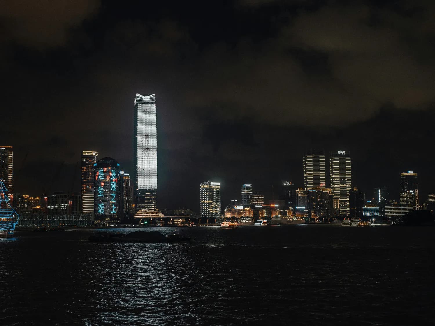 青岛夏夜狂欢指南：从灯光秀到夜市，这些地方绝对不能错过！