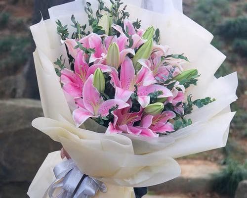 百合与玫瑰的完美结合（美丽与纯洁的共舞）