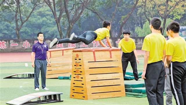 小学兴趣化、初中多样化、高中专项化 重庆中小学体育课 运动并快乐着