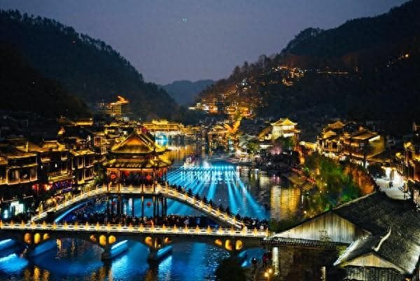 凤凰古城元旦启灯：光影盛宴里的千年古城