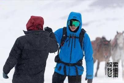 冬季户外穿搭指南：选对滑雪服和冲锋衣，安全温暖过寒冬