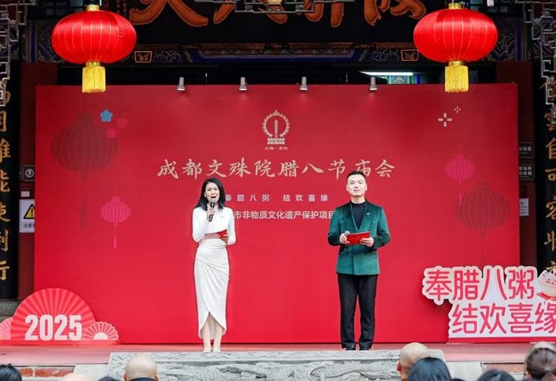 成都文殊院举办腊八节庙会：奉粥30余万杯，设324个便民点