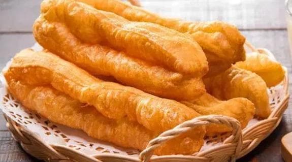 告别泡打粉：用高筋面粉炸出蓬松酥脆油条