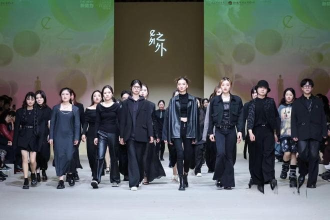杉达学子毕设作品亮相上海时装周，民族、科技元素惊艳融入