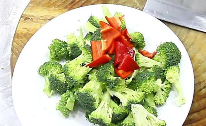 蒜蓉西兰花炒红椒：一道色香味俱全的家常菜