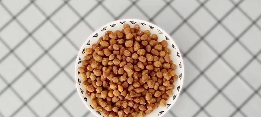 香脆花生米的制作方法（用最简单的方式制作出美味的花生米）