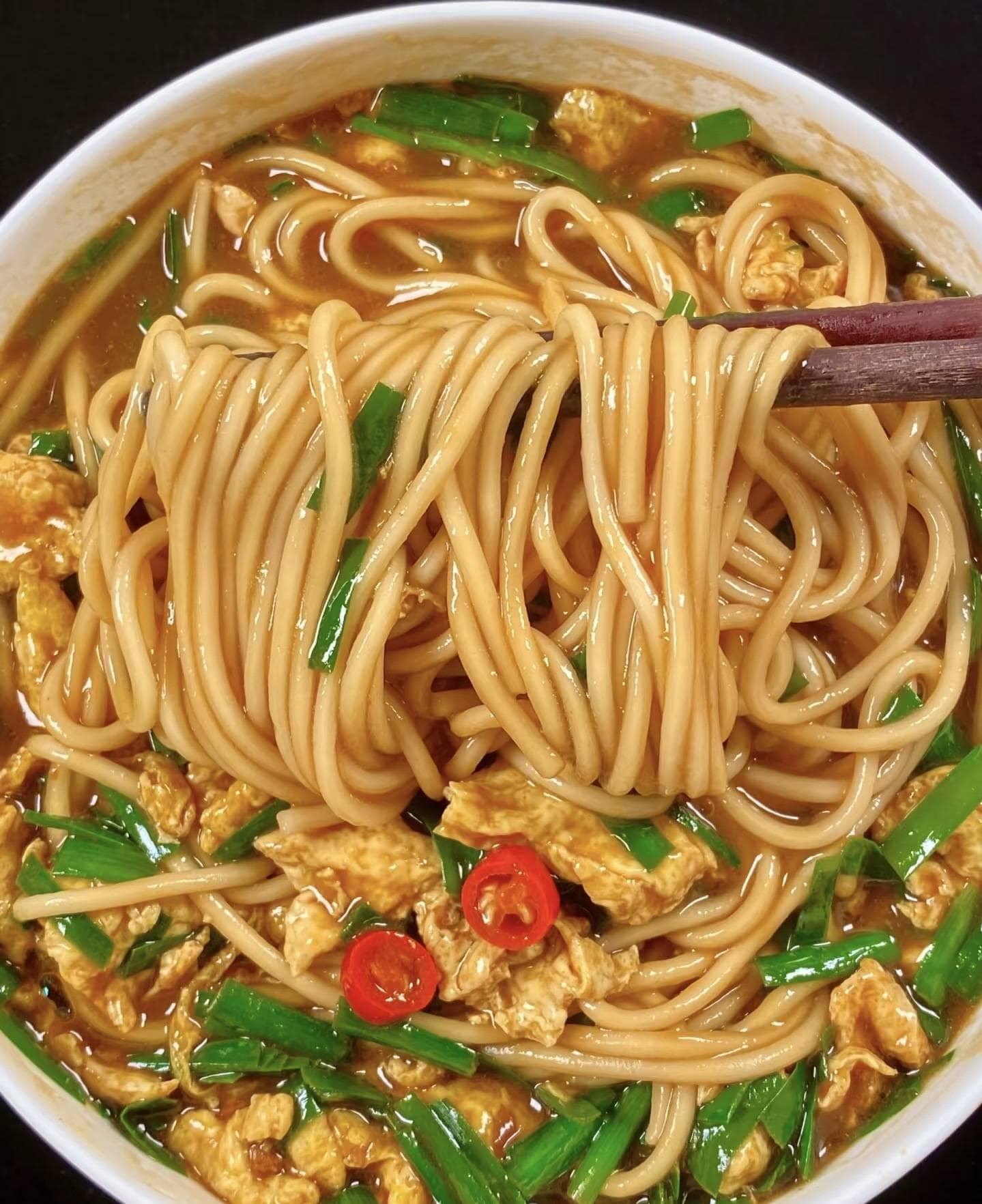 韭菜鸡蛋酱拌面：家常食材的味蕾魔法