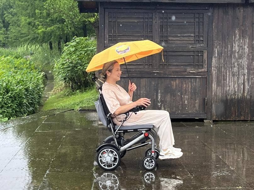 老人电动轮椅怎么选？哪个牌子性价比高？附3款热门轻便车型对比