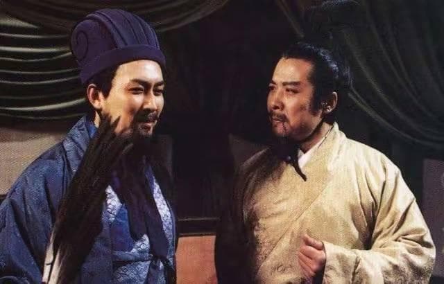 诸葛亮主张必占荆州，庞统认为荆州要弃，两人的军事水平高下立见