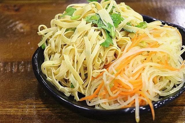 红皮土豆和干豆皮炒在一起竟然这么好吃！真的要试试看！