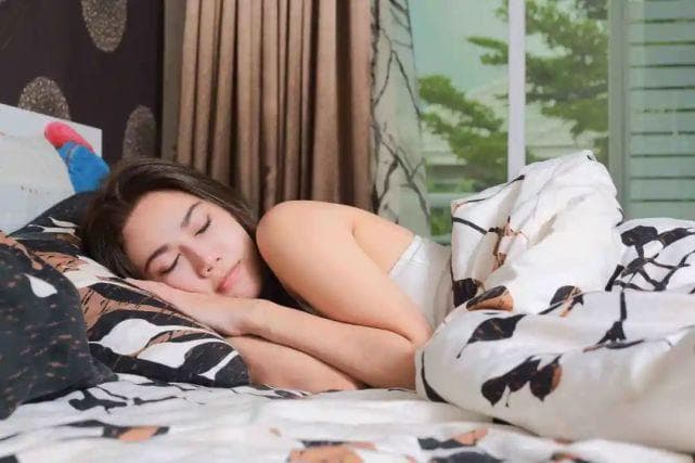 一般来说，睡眠姿势无须苛求；除非身体生了病