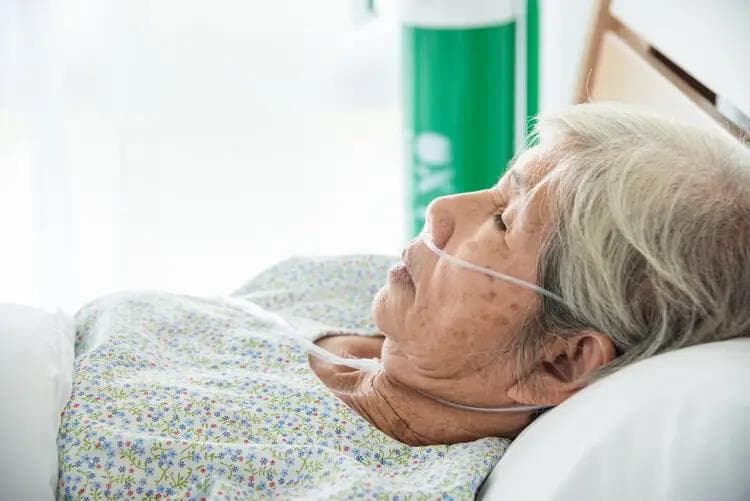 医生如何判断病人即将离世？临终前的四大身体信号