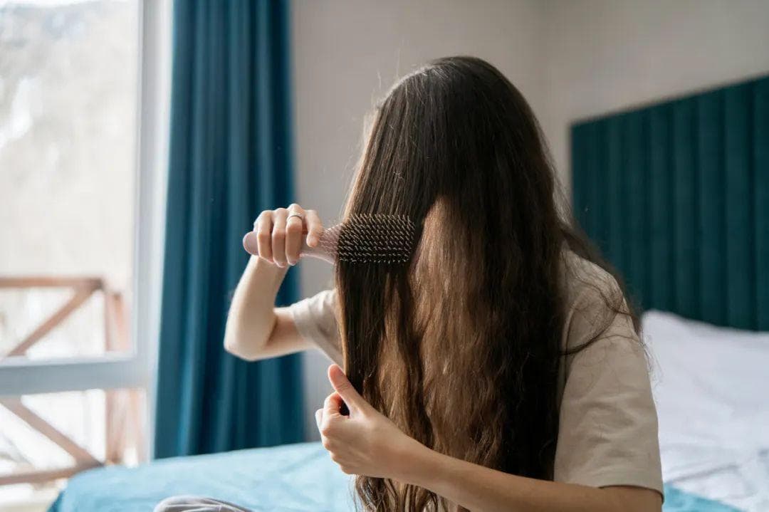经常梳头vs不怎么梳头，到底哪种更健康？