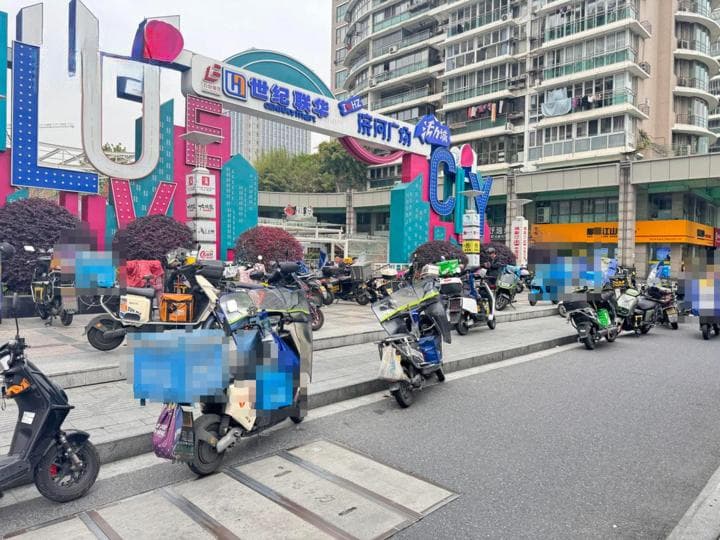 每个红绿灯都能遇见几辆 杭州无牌外卖电动车有点多