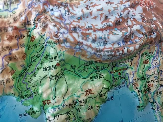 距离中国只有300多公里，印度为什么定都新德里？