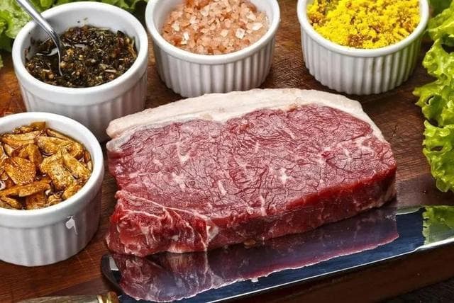 腌牛肉，别再用盐和料酒，学学这招，牛肉不老不柴，滑嫩如水煮蛋