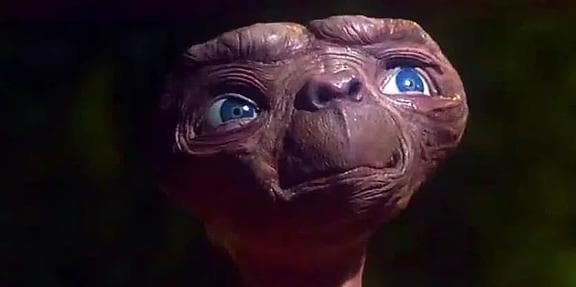 《E.T.外星人》：友谊、成长与自我发现的情感探索与社会反思
