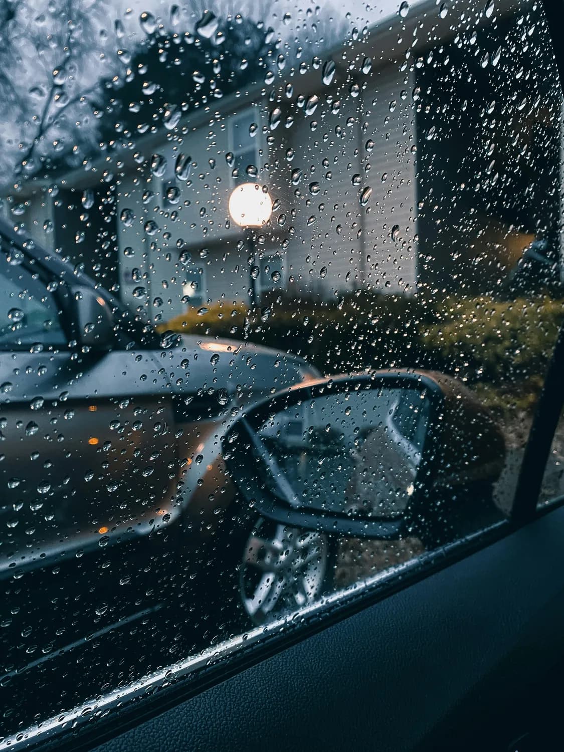 雨天驾车安全指南，让你从容应对湿滑路面
