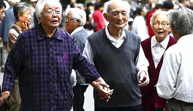 我国将迎来人口死亡高峰？22年1041万人去世、23年1110万，去年呢