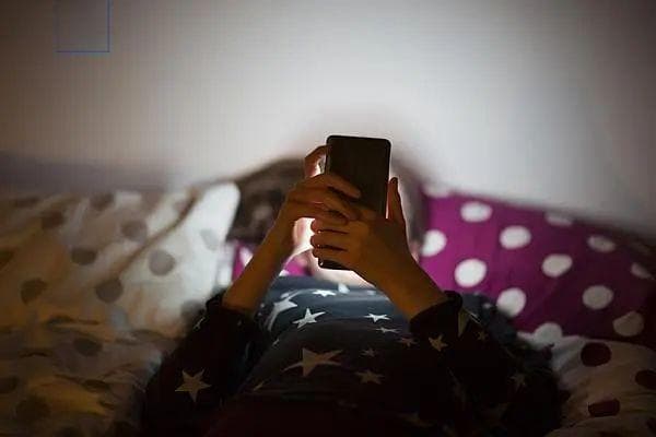 刷短视频“刷”成2300度近视？这些习惯，正在伤害你的眼睛