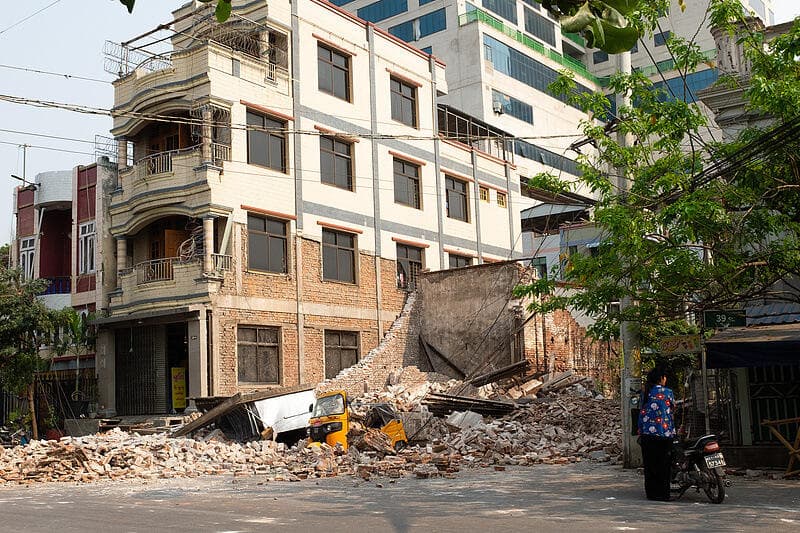 强震已致缅甸超千人死亡 中国多支救援力量紧急驰援