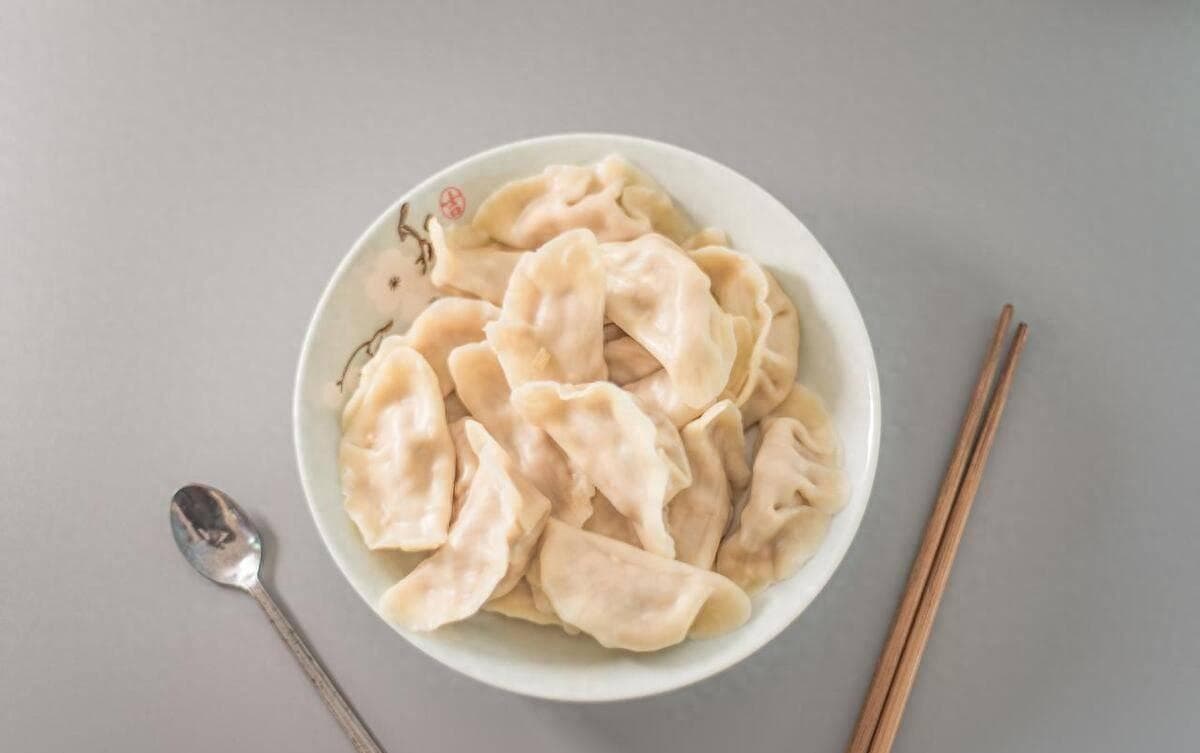水饺馆的饺子，皮薄不破的秘诀：和面时多放这两样东西，太实用了