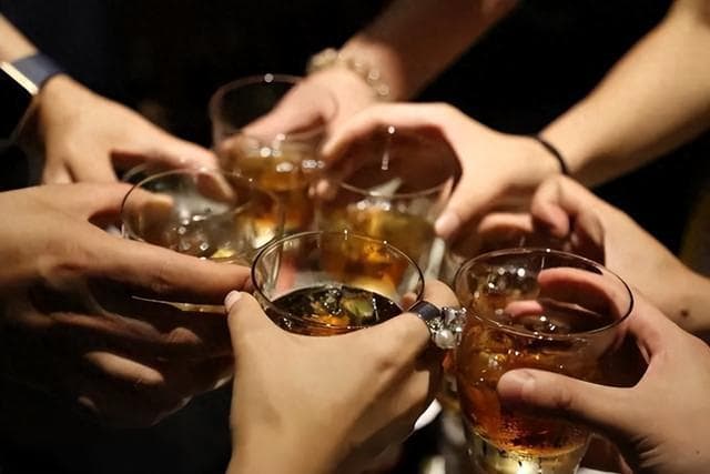 饭局上领导说“敬你一杯”，低情商的人说“该我敬您”，应这样说