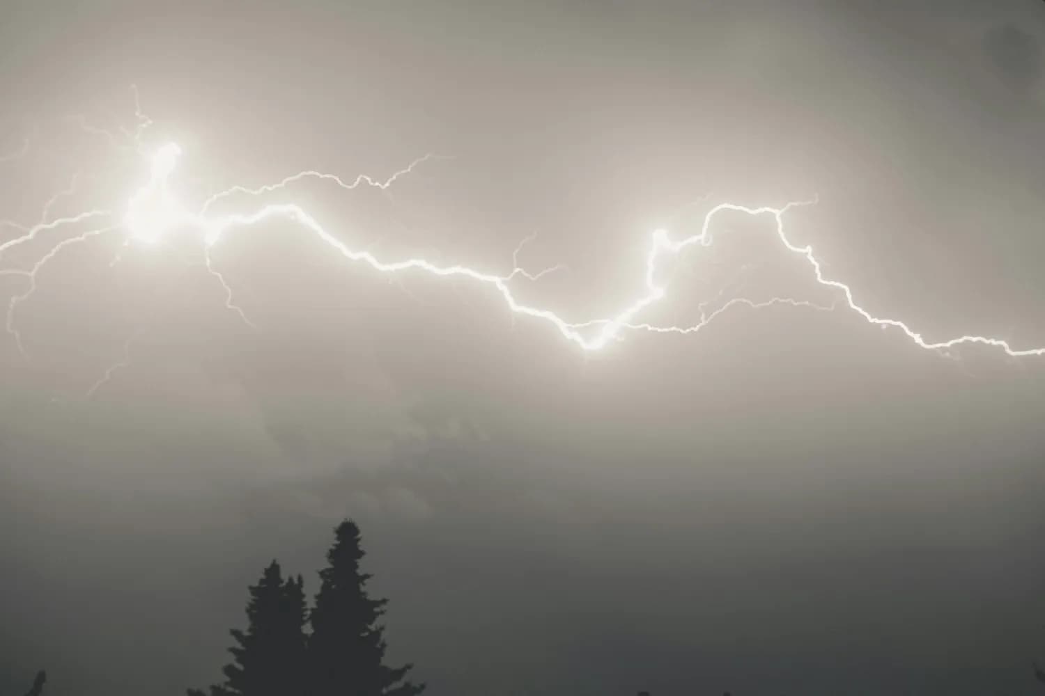 揭秘雷暴：从云层到闪电的自然奇观
