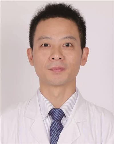 六旬大爷多年头顶葫芦样肿物