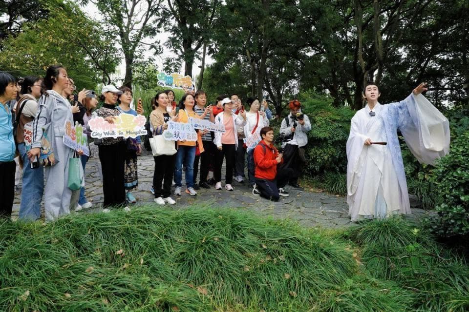 杭州推出“苏堤春晓”City Walk，专家演员演绎东坡文化