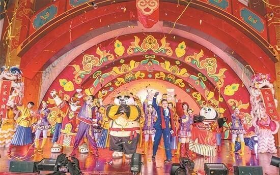 首个非遗春节“老广”北上出游热情高——年轻人扎堆主题公园过大年