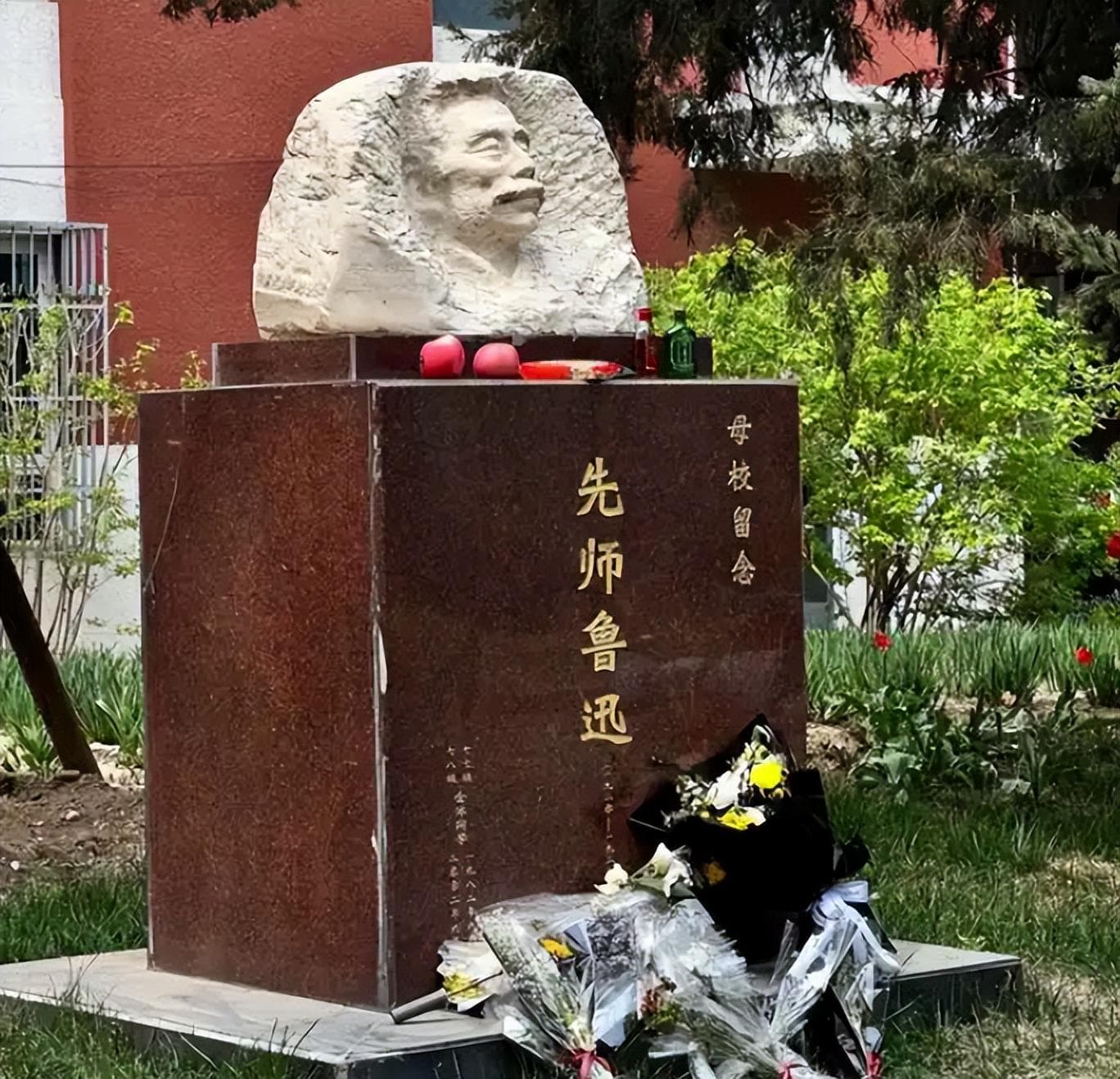 “抱歉鲁迅先生，这真不是人为的”，北方校园雕塑被“大雪”玩坏