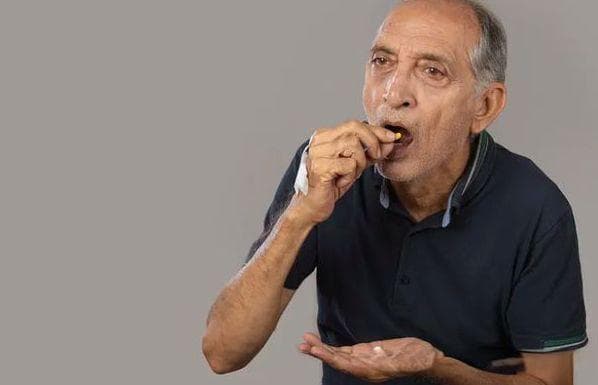 服用美多芭时，如何确定药物的最佳剂量？