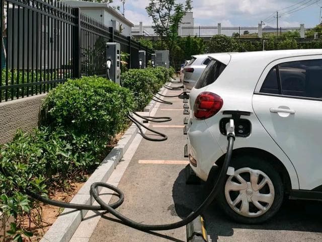 国产新能源汽车崛起：政策技术双驱动，用户体验显著提升