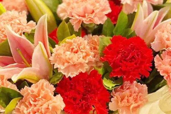 为什么给医护人员送花？
