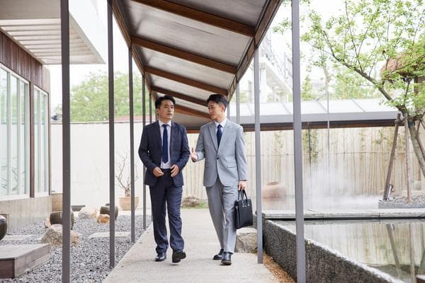 直接与间接联系的例子：探讨人际关系中的互动方式