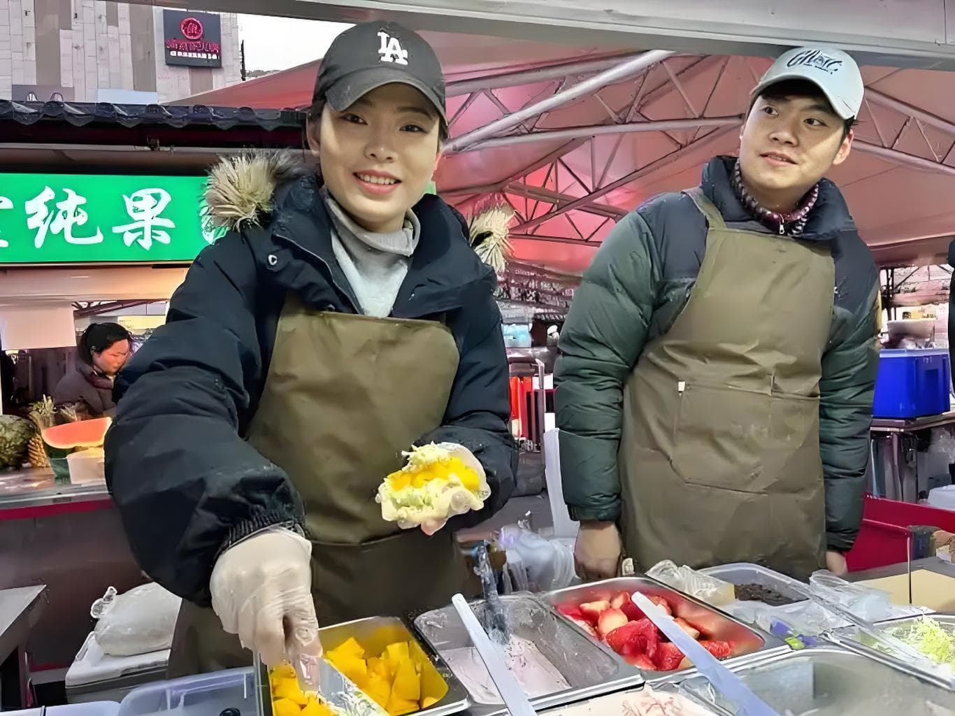 95后情侣夜市摆摊卖麻糍日入4000元：小生意里的大智慧