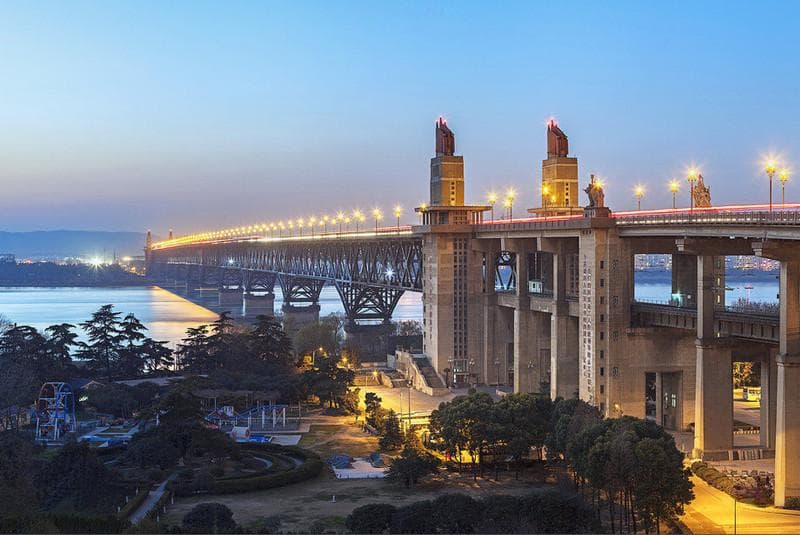 南京长江大桥：中国自行设计建造的第一座长江大桥