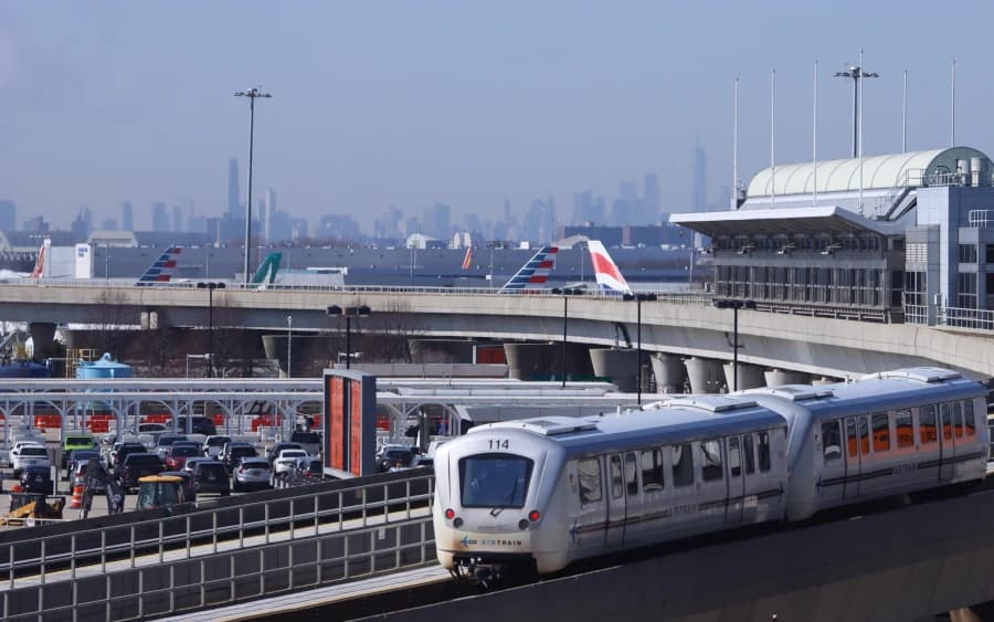 纽约肯尼迪国际机场AirTrain指南：如何便捷抵达曼哈顿