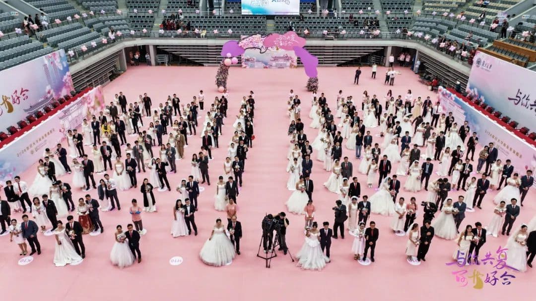 复旦大学为120对校友举办集体婚礼，婚书采用非遗技艺，细节满满！