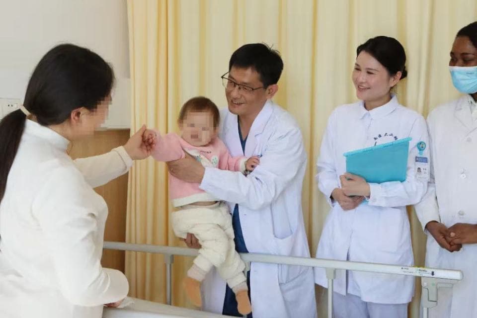 患儿30多种食物过敏致严重营养不良并自残 一岁半体重仅13斤 通过菌群移植康复
