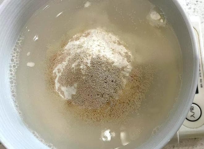 烙油饼时，切忌用开水和凉水和面！早餐老板教了一招，柔软劲道！