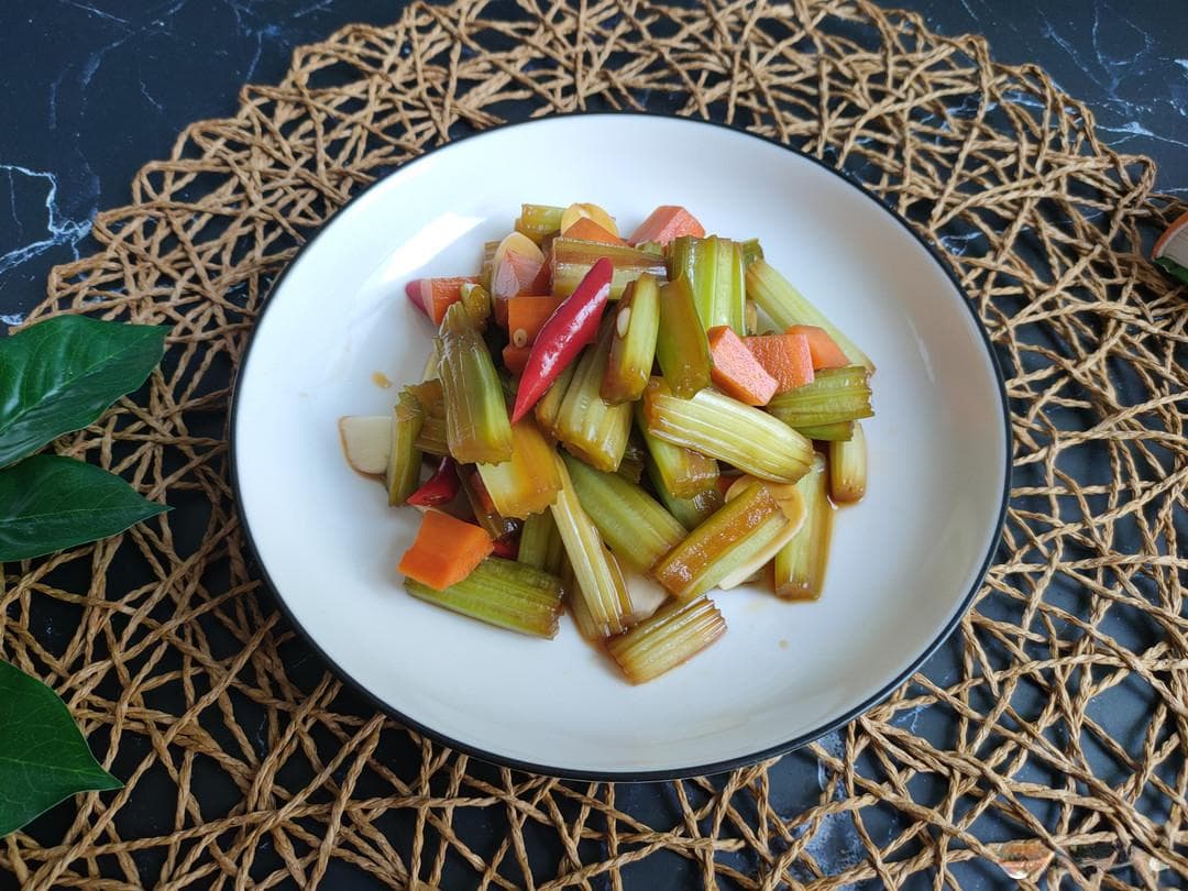 奶奶用了一辈子的“腌芹菜”老方子，酸甜微辣嘎嘣脆，做法教给你