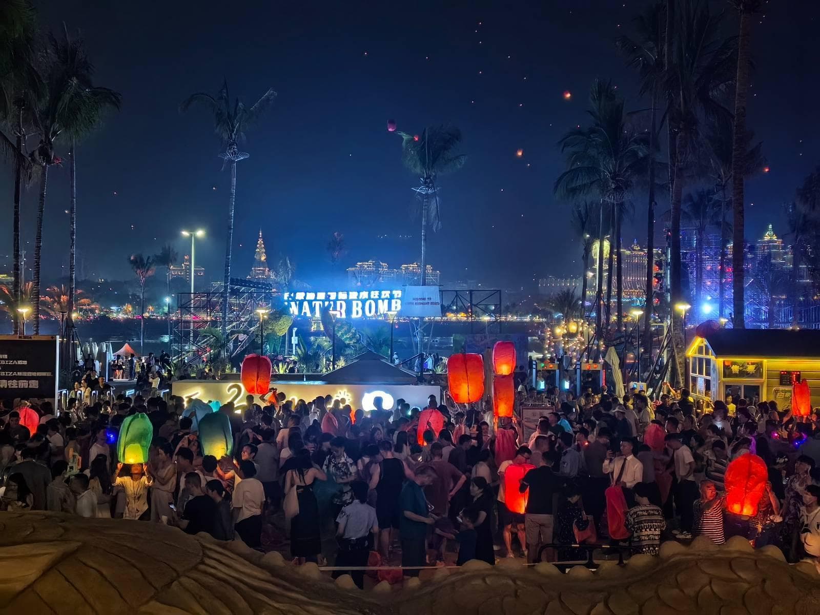 西双版纳庆泼水节万人燃放孔明灯，市民：一年只能放这一次