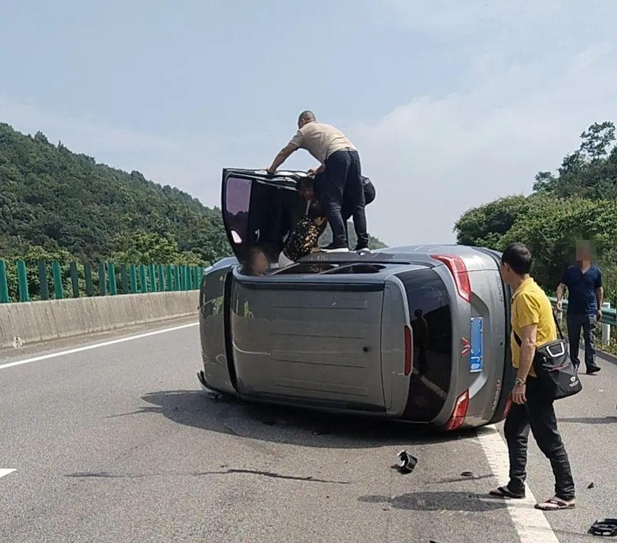 高速行车安全警示：危险超车案例与正确变道指南