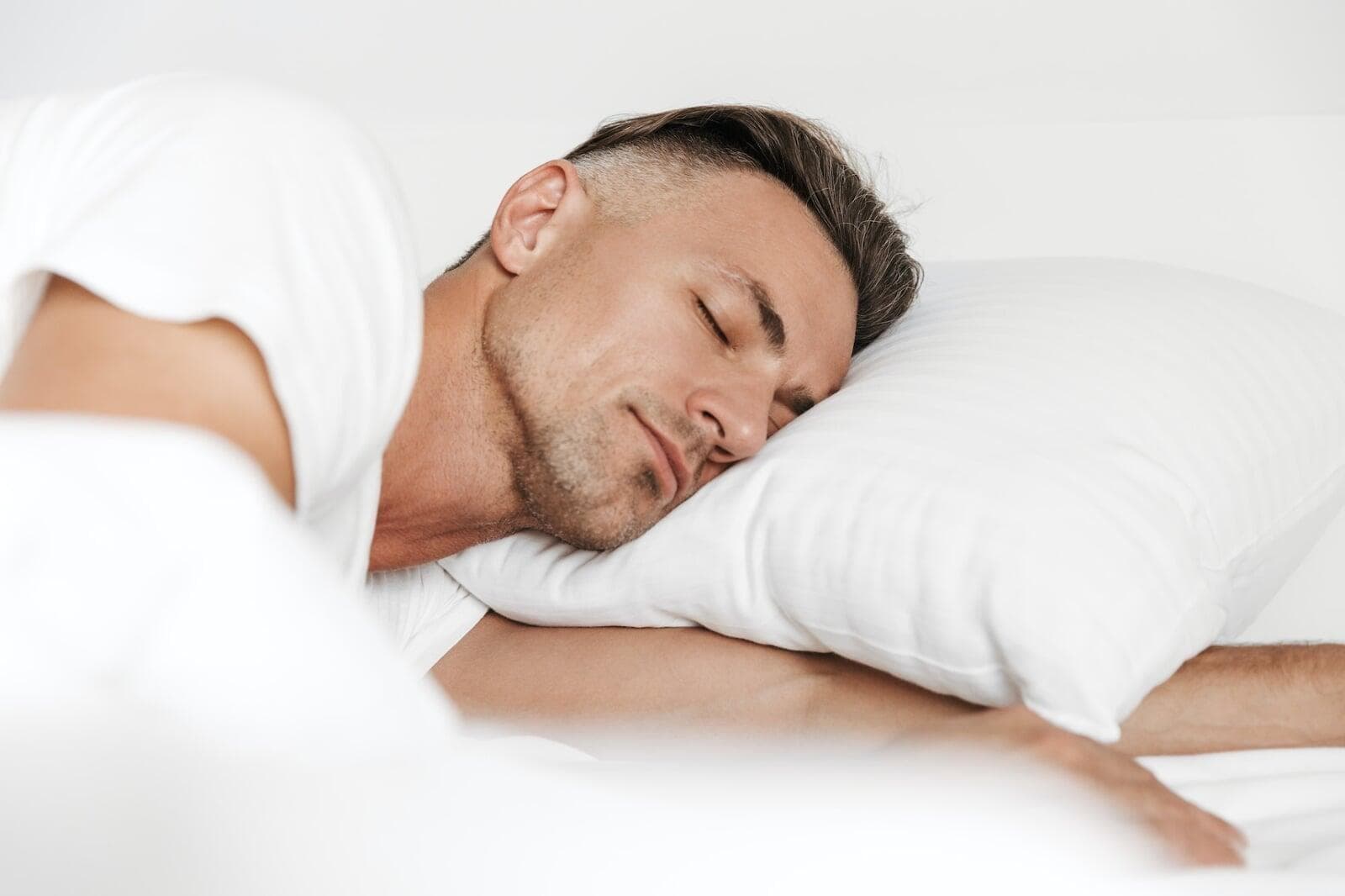 人为什么需要睡觉？睡眠不足的危害与改善建议