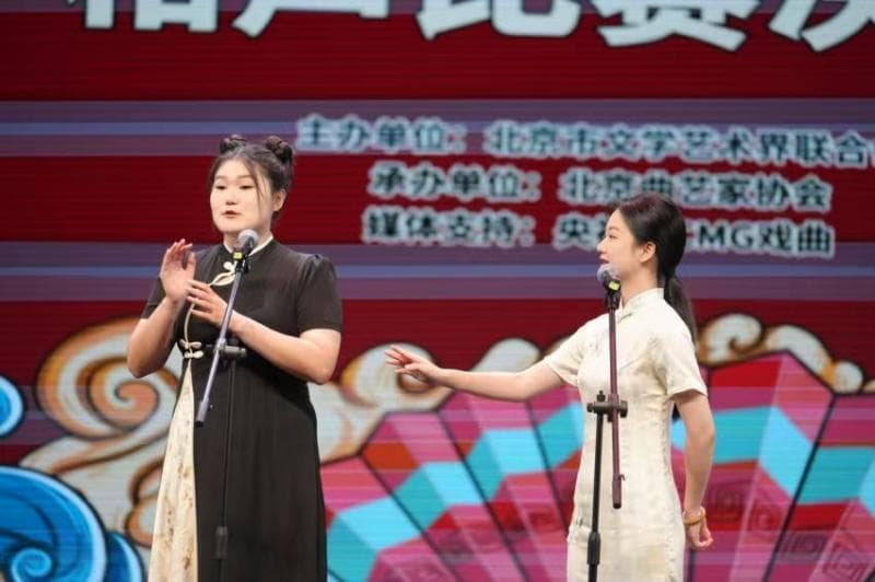 传统相声遇挑战：从女性视角到脱口秀竞争